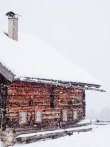 Ein Gruppenhaus von der Seite, in den Bergen, im Schnee