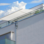 Moderne verglaste Balkone mit Markise und Rolläden