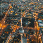 Wide View of Beautiful Berlin, Deutschland Stadtbild nach Sonnenuntergang mit beleuchteten Straßen und Alexanderplatz Fernsehturm