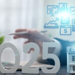 2025-Zeichen mit Haus und digitalen Symbolen.