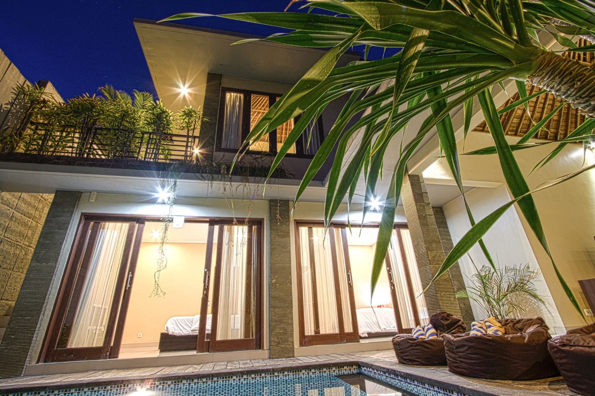 Moderne Villa in Dubai mit beleuchtetem Pool bei Nacht