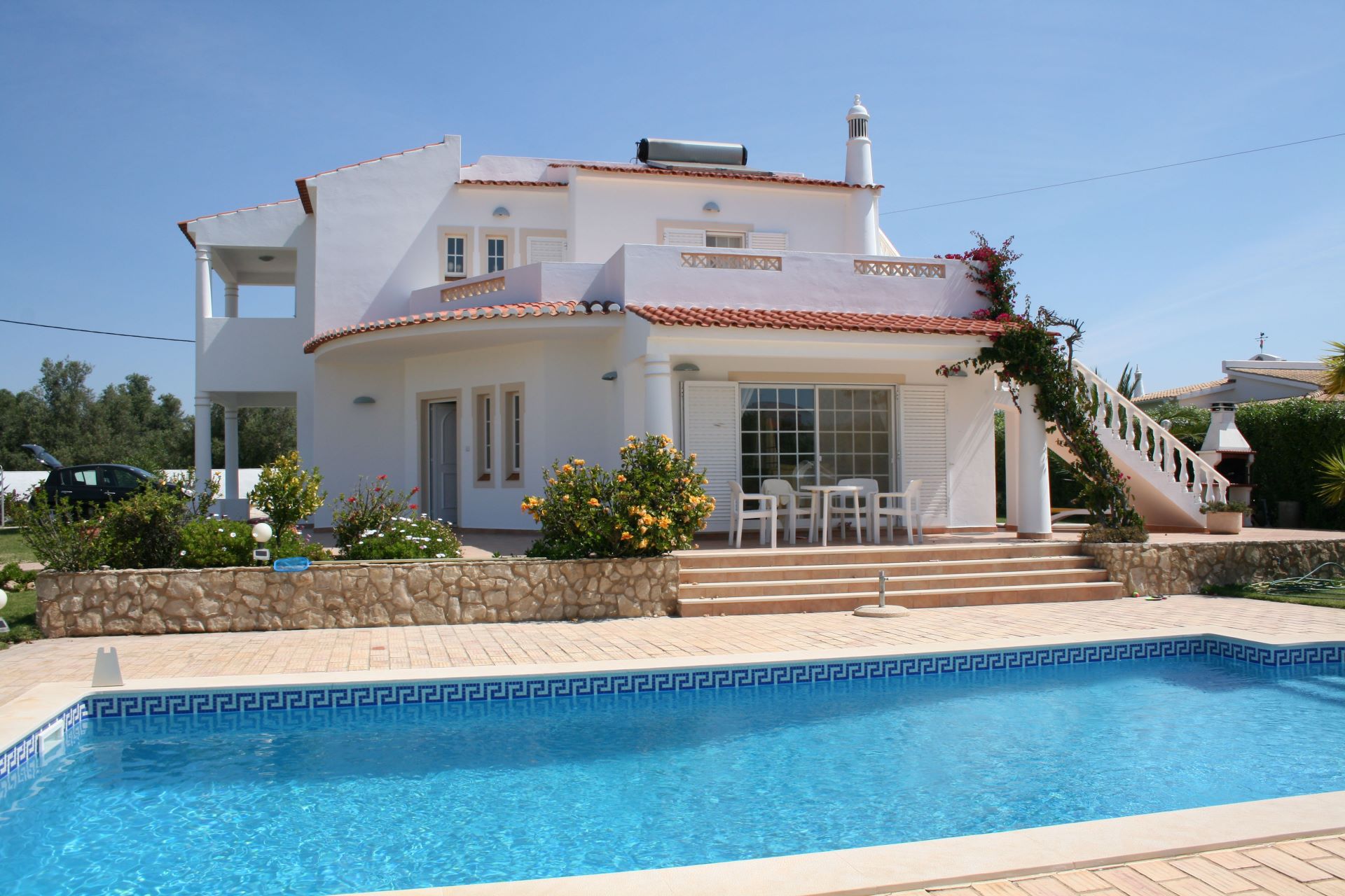 Moderne Villa mit Pool in Dubai bei Sonnenschein