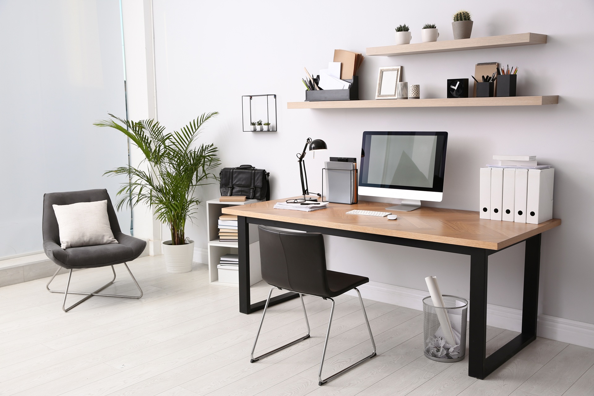 Heller Arbeitsplatz mit Computer und Pflanzen | PC Halterung Schreibtisch